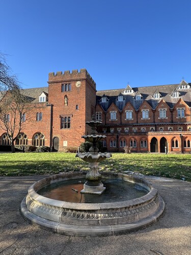 Character Victorian  apartment close to Windsor town with secure  parking