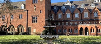 Character Victorian  apartment close to Windsor town with secure  parking