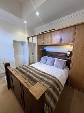 2 habitaciones, tabla de planchar con plancha y cuna de viaje 