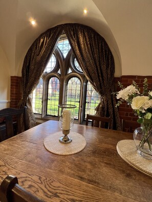 Dining - Character Victorian  apartment close to Windsor town with secure  parking (Windsor)