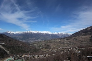 A mountainous landscape with a valley and a small settlement. - 40m from ski slopes, 8th floor, view valley, balcony, 22m², Les Orres (Les Orres)