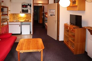 Living area - 100m from resort center, 2nd floor, view mountain, balcony, 17m², Les Orres (Les Orres)
