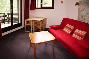 Living area - 100m from resort center, 2nd floor, view mountain, balcony, 17m², Les Orres (Les Orres)