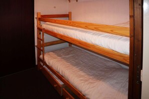 Room - 100m from resort center, 2nd floor, view mountain, balcony, 17m², Les Orres (Les Orres)