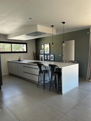 Réfrigérateur, four à micro-ondes, un four, surface de cuisson