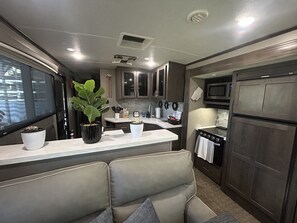 Kjøleskap, mikrobølgeovn, ovn og kokeplater