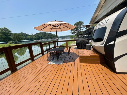 Gorgeous modern Camper located on Lake Douglas close to all area attractions!