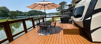 Gorgeous modern Camper located on Lake Douglas close to all area attractions!