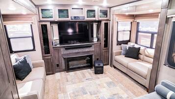 Smart-TV, Kamin, Stereoanlage