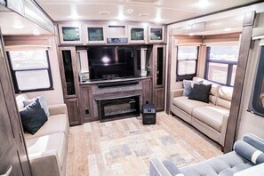 Smart TV, fireplace, stereo