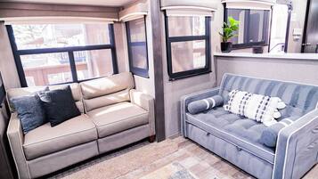 Smart-TV, Kamin, Stereoanlage