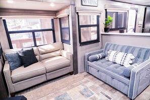 Smart TV, fireplace, stereo