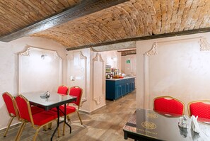 Ilmainen päivittäinen mannermainen aamiainen