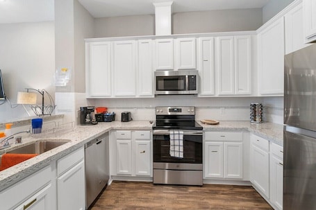 Private kitchen. Beautiful 2 Bedroom Home Near Old Town Spring