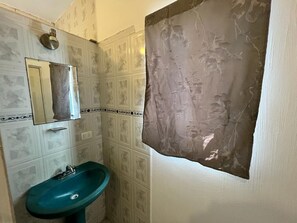 Douche, serviettes fournies, savon, shampoing