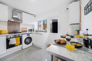 Fridge, microwave, oven, stovetop - 28 mins > LDN | Coffee Machine, Fast WiFi & Garden (Hertfordshire)