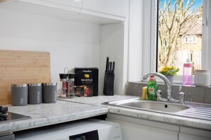 Fridge, microwave, oven, stovetop - 28 mins > LDN | Coffee Machine, Fast WiFi & Garden (Hertfordshire)