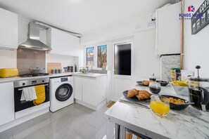 Een koelkast, een microgolfoven, een oven, een kookplaat