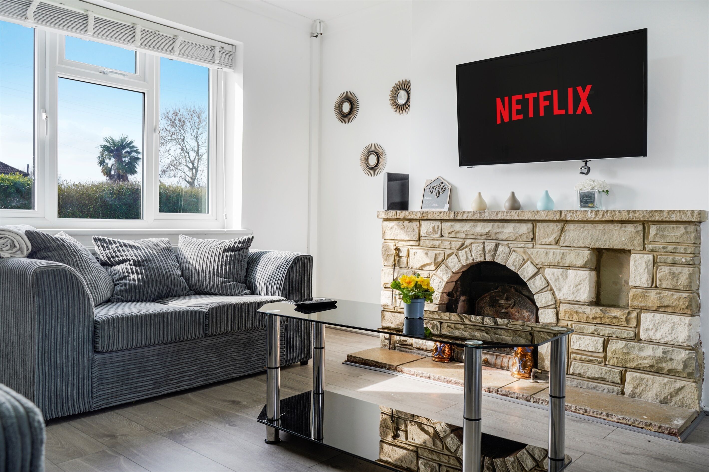 Télévision, cheminée, table de tennis de table, livres