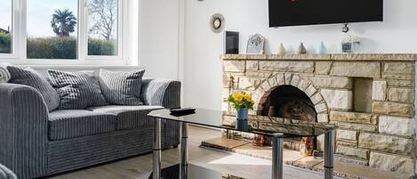 TV, lareira, mesa de pingue-pongue, livros