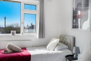 3 slaapkamers, een strijkplank/strijkijzer, wifi, beddengoed