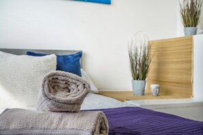 3 bedrooms, iron/ironing board, internet, bed sheets