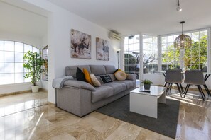 TV - OXFOR - Terraced House with Communal Pool (Cambrils)