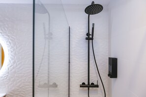 Douche, serviettes fournies