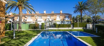 OXFOR - Terraced House with Communal Pool