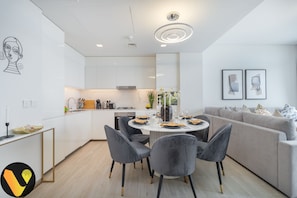 Luxury-Apartment | Essbereich im Zimmer
