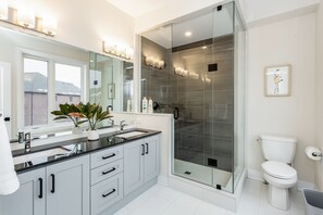 Shower, hair dryer, towels, soap - Luxury Home in Oakville (Oakville)
