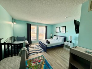 3 bedrooms, desk, travel cot, free WiFi