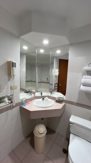 Standard Twin Room | Bathroom