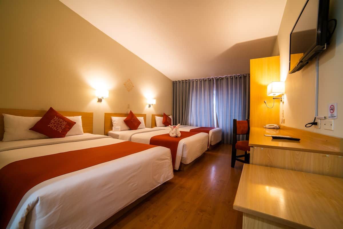 Tripla Standard | Biancheria da letto di alta qualità, minibar, una cassaforte in camera