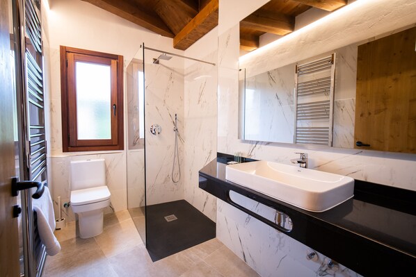 Shower, hair dryer, towels, soap - Apartamento Doble Casa Ronda (Beceite)
