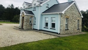 Exterior - 2 min's to beautiful beach, amazing home for 8 peeps huge garden. Suits families (Portsalon)