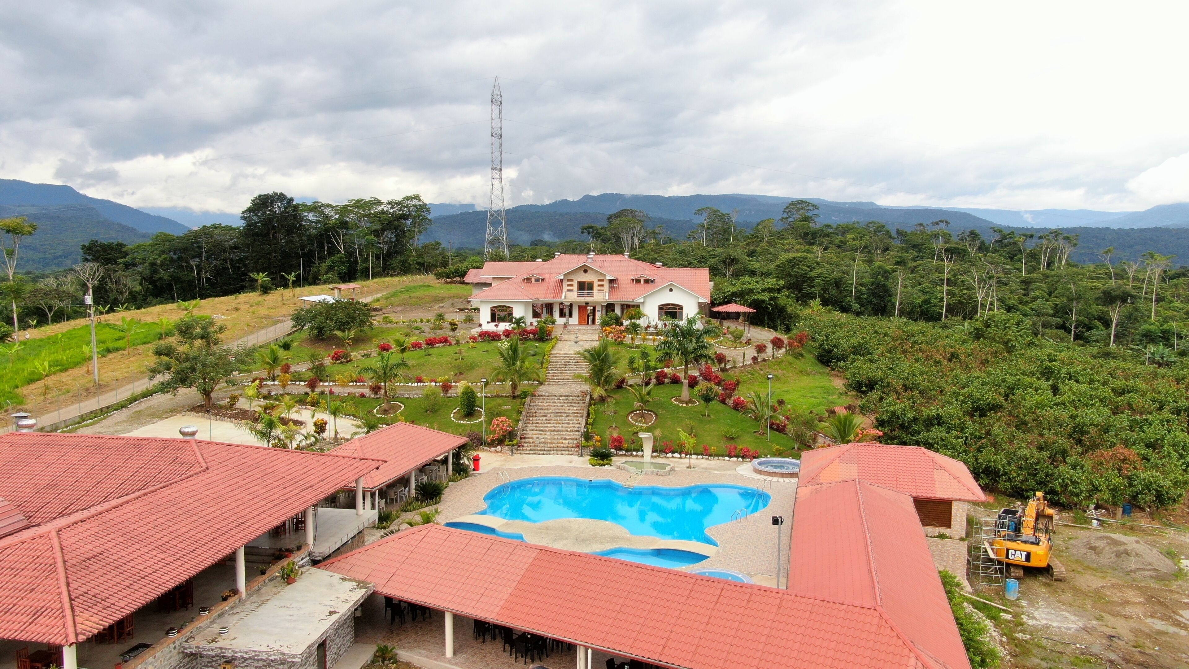 Una piscina al aire libre