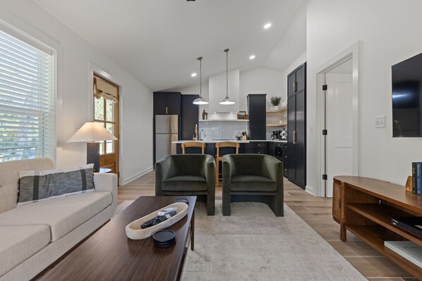 Smart TV, fireplace - The River Nest-Hot Tub & River View (Fountain Lake)