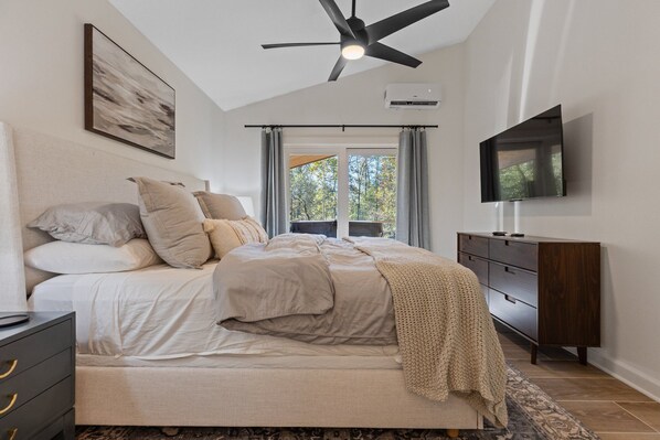 1 bedroom, iron/ironing board, WiFi, bed sheets - The River Nest-Hot Tub & River View (Fountain Lake)
