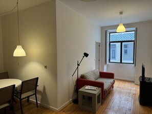 Living area - Centrally located 1 bedroom apart. perfect base for exploring Porto's treasures! (Porto)