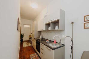 Refrigerador, parrilla de estufa, tostadora y utensilios de cocina 