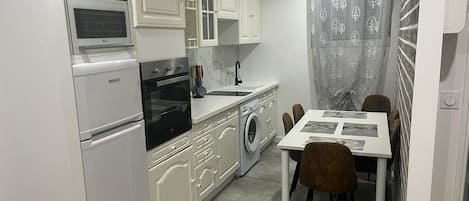 Micro-ondes, four, plaque de cuisson, cafetière/bouilloire