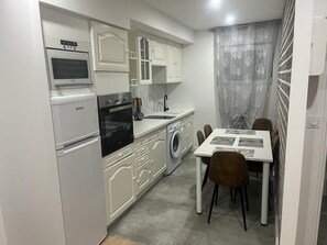 Mikrobølgeovn, ovn, kokeplater og kaffetrakter/tekoker