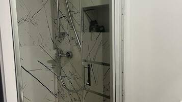 Suihku, hiustenkuivaaja, pyyhkeet, saippua