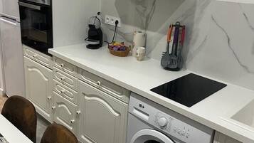 Mikroaaltouuni, uuni, liesi, kahvin-/teenkeitin