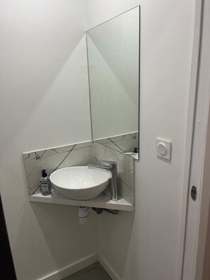 Dusj, hårføner, håndklær og såpe