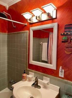 Secador de pelo, toallas, jabón, shampoo