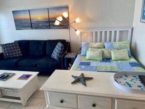 Télévision, lecteur de DVD, livres, médiathèque