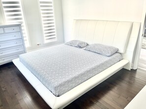 4 bedrooms, WiFi, bed sheets - Beautiful, large 4-bedroom, 2-bathroom home in Laval. (Laval)