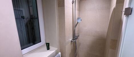 Haartrockner, Handtücher, Toilettenpapier